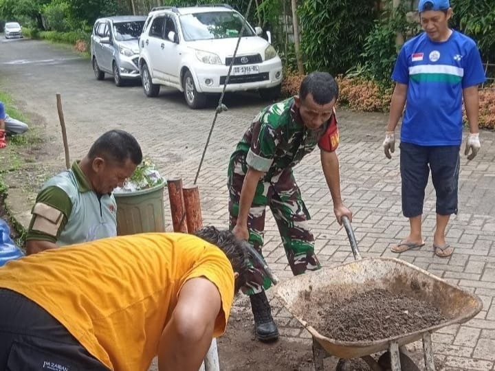 Babinsa dan Warga Villa Samata Bersihkan Drainase, Antisipasi Banjir Saat Musim Hujan