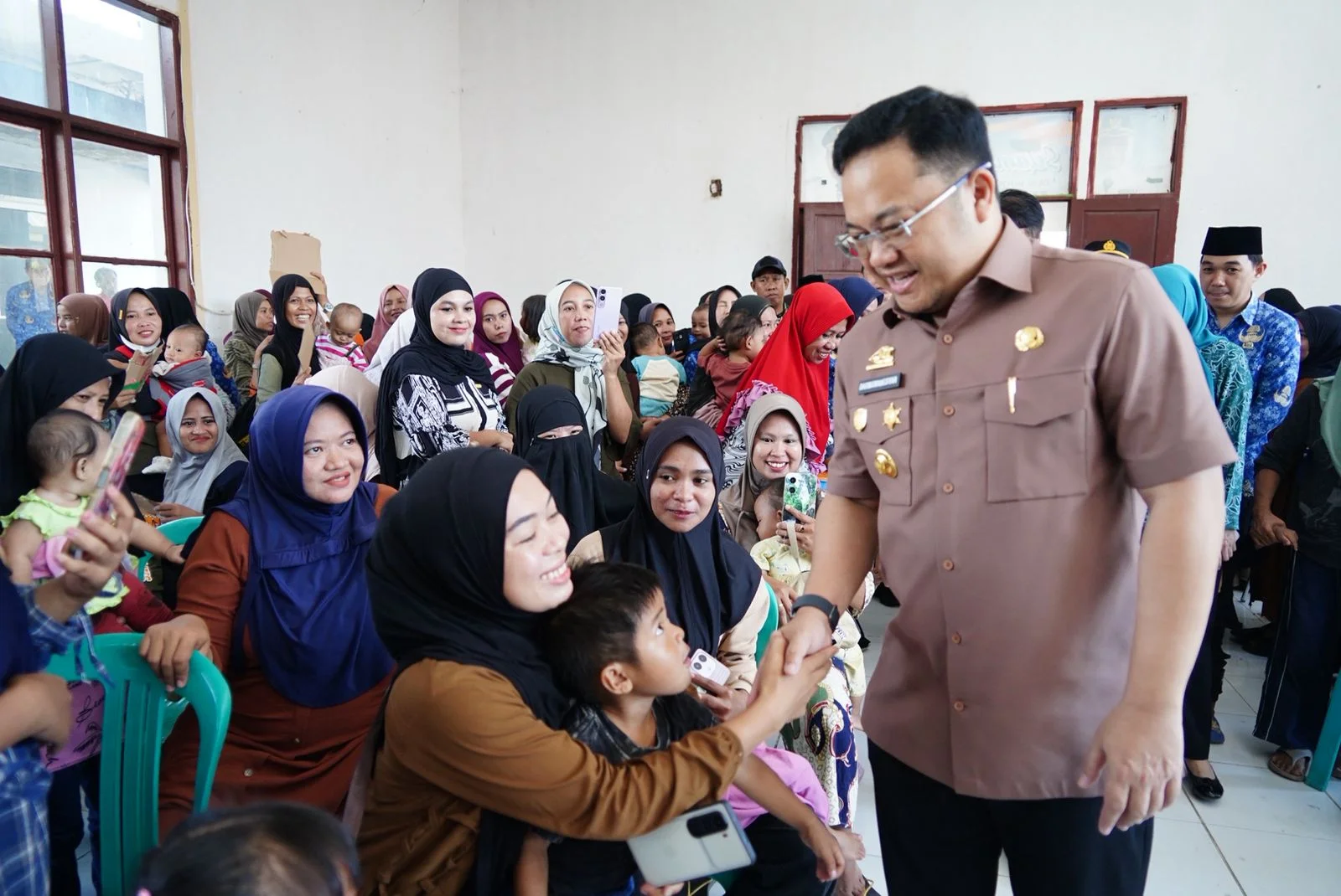 Wabup Gowa Salurkan 200 Paket Makanan Bergizi untuk Keluarga Berisiko Stunting di Bajeng