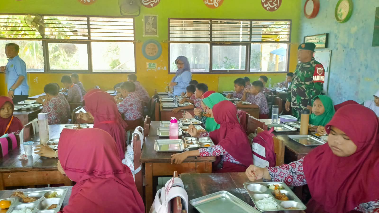 1.229 Anak dan Balita di Bajeng Barat Terima MBG, Babinsa Kawal Penyaluran Hingga Tepat Sasaran