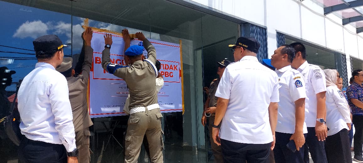 Tiga Kali Ditegur Tak Bergeming, Pemkab Bone Pasang Spanduk Peringatan di Perusahaan Penunggak PBG
