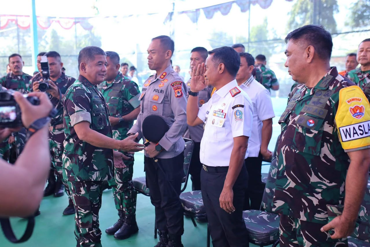 Pangdam Hasanuddin: TNI Harus Hadir di Tengah Kesulitan Rakyat, Bupati Bone Ikut Latihan Perisai Petir-26