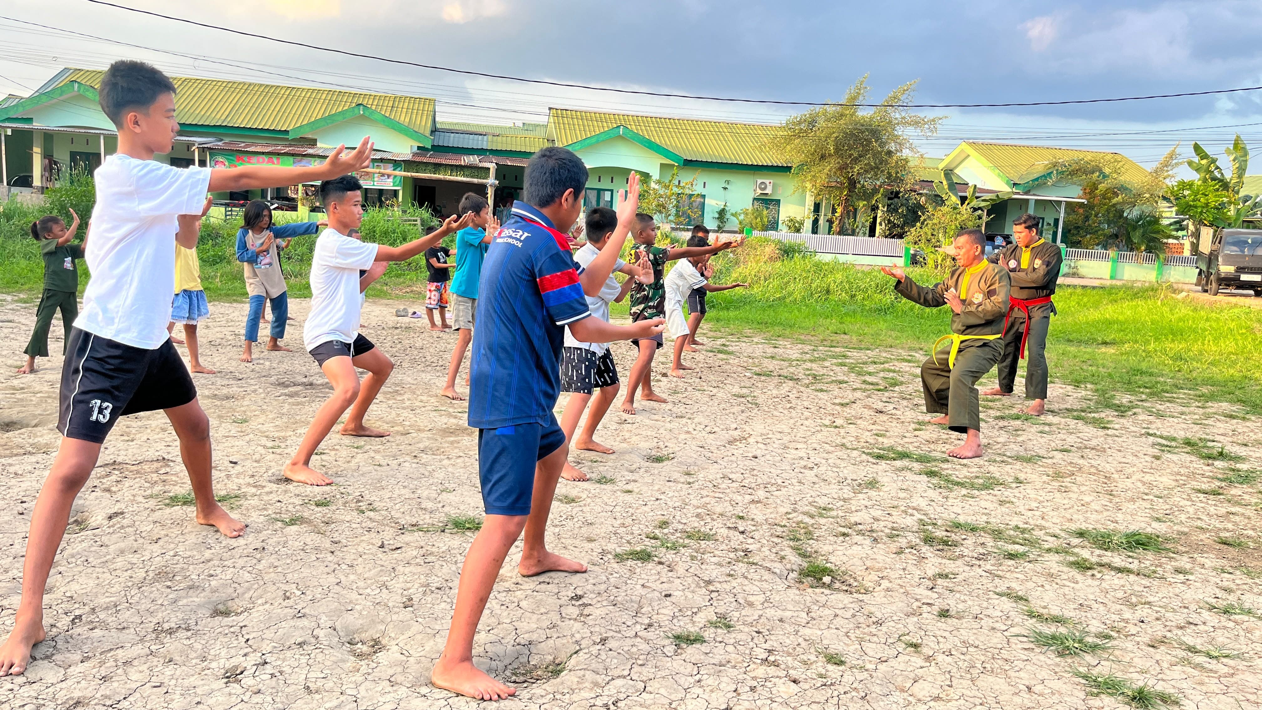 Kodim Gowa Tanamkan Disiplin dan Jiwa Bela Negara Lewat Pencak Silat untuk Anak Personel
