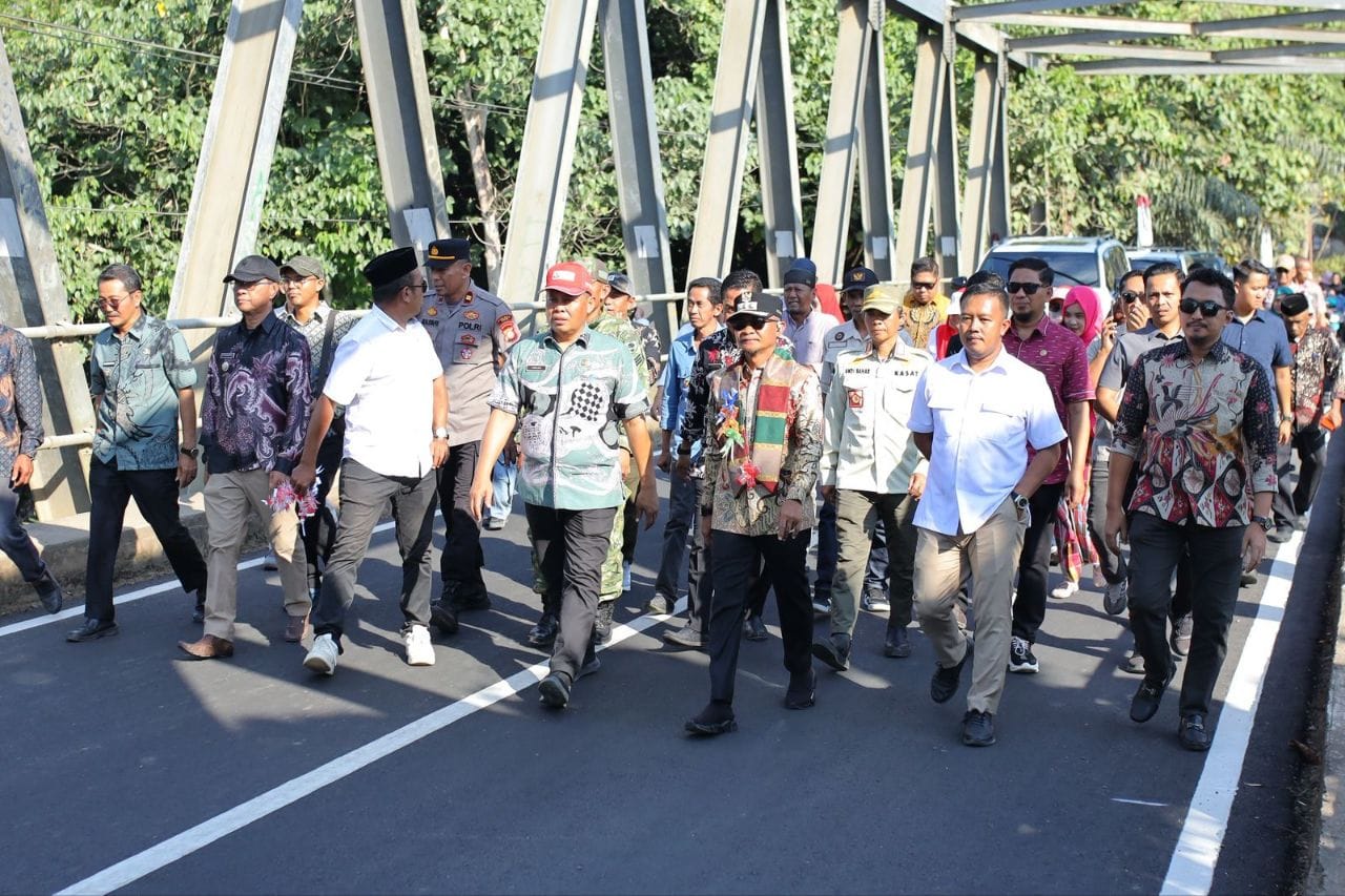 Resmikan Jalan Camming–Bune Talumae, Bupati Bone: Satu Kilometer Ini Bernilai Sepuluh Kilometer Manfaat