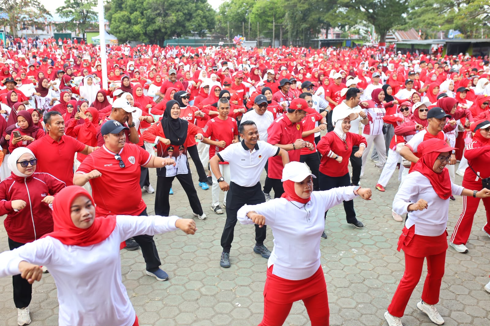 Ribuan Warga Padati Mare, Bupati Bone Serukan Kekompakan untuk Wujudkan Harapan Masyarakat