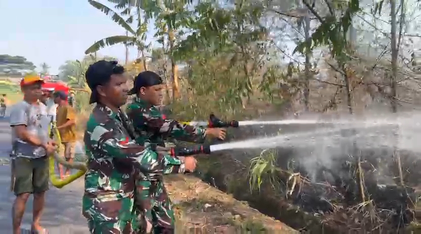 Karhutla Mengancam di Pattallassang, Respons Kilat Kodim Gowa dan Yon Zipur 8 Cegah Api Meluas