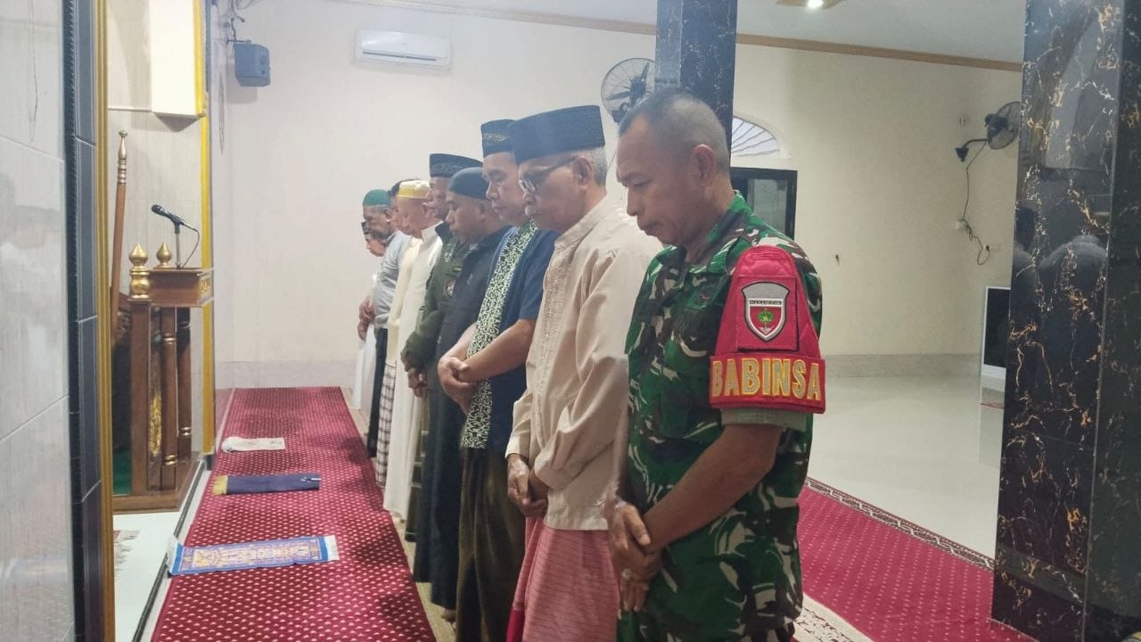 Dari Saf Pertama Masjid, Babinsa Gowa Serap Aspirasi Warga Paccinongang