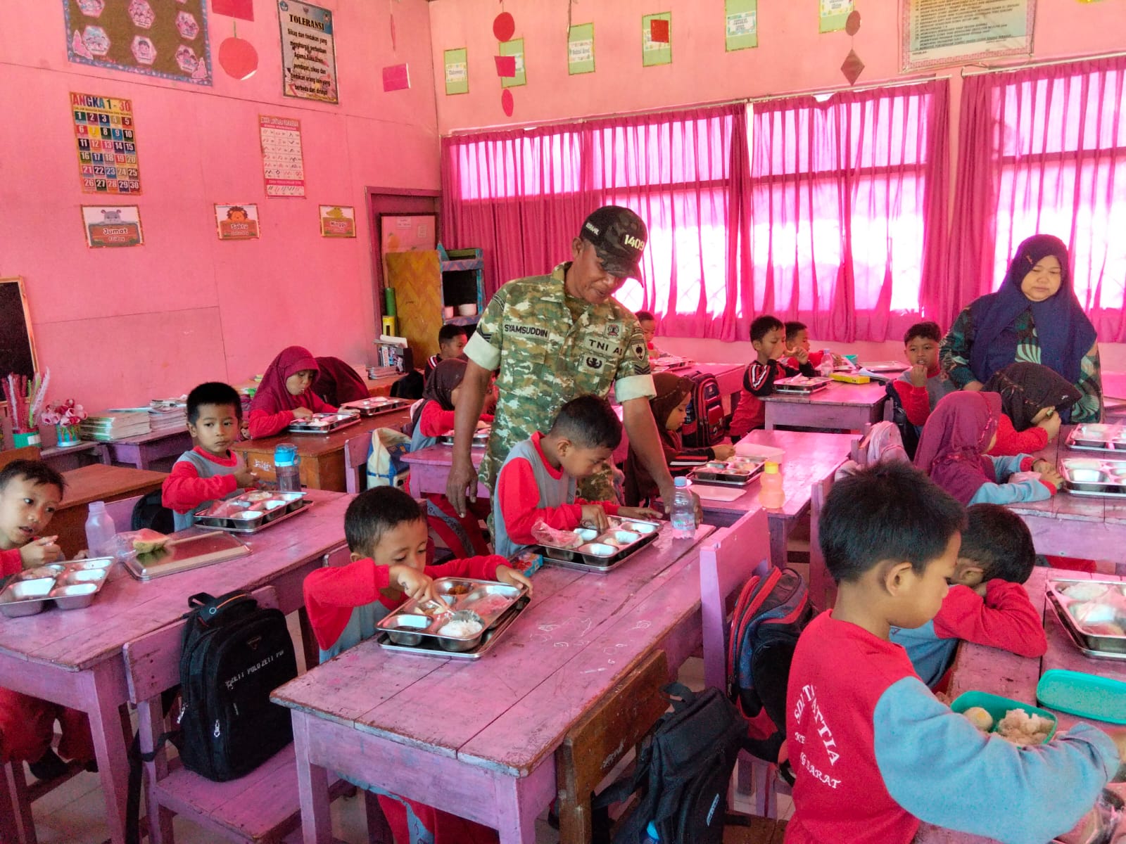 Babinsa Kawal 3.130 Porsi MBG di Bajeng Barat, Ibu Hamil hingga Ribuan Pelajar Jadi Penerima Manfaat
