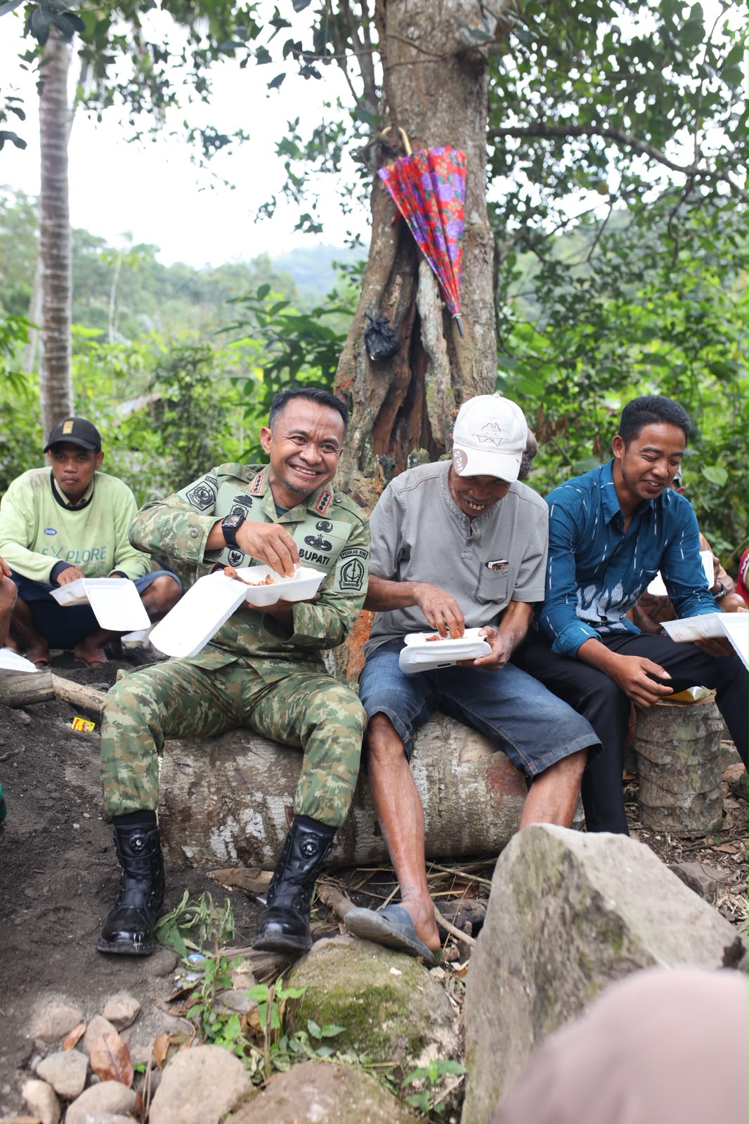 Duduk di Batang Pohon dan Santap Nasi Kotak, Cara Sederhana Bupati Bone Menyapa Warga di Lokasi TMMD