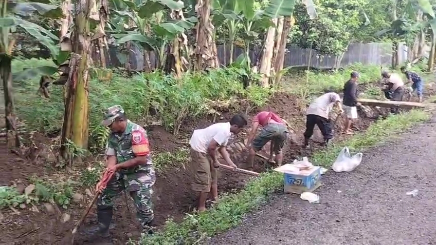 Tak Hanya Jaga Kamtibmas, Babinsa dan Bhabinkamtibmas Turun Bersihkan Saluran Air di Bontoramba