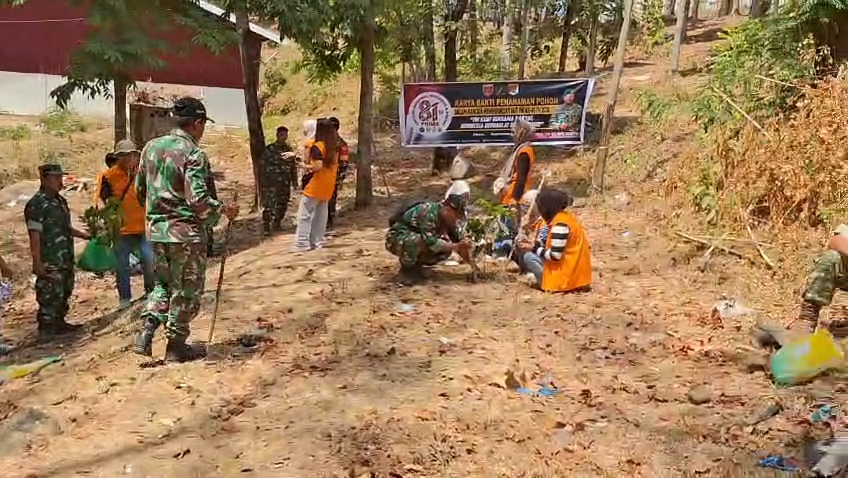 Sambut HUT TNI ke-81, Koramil Parangloe Gandeng Mahasiswa Tanam Pohon Lawan Krisis Lingkungan