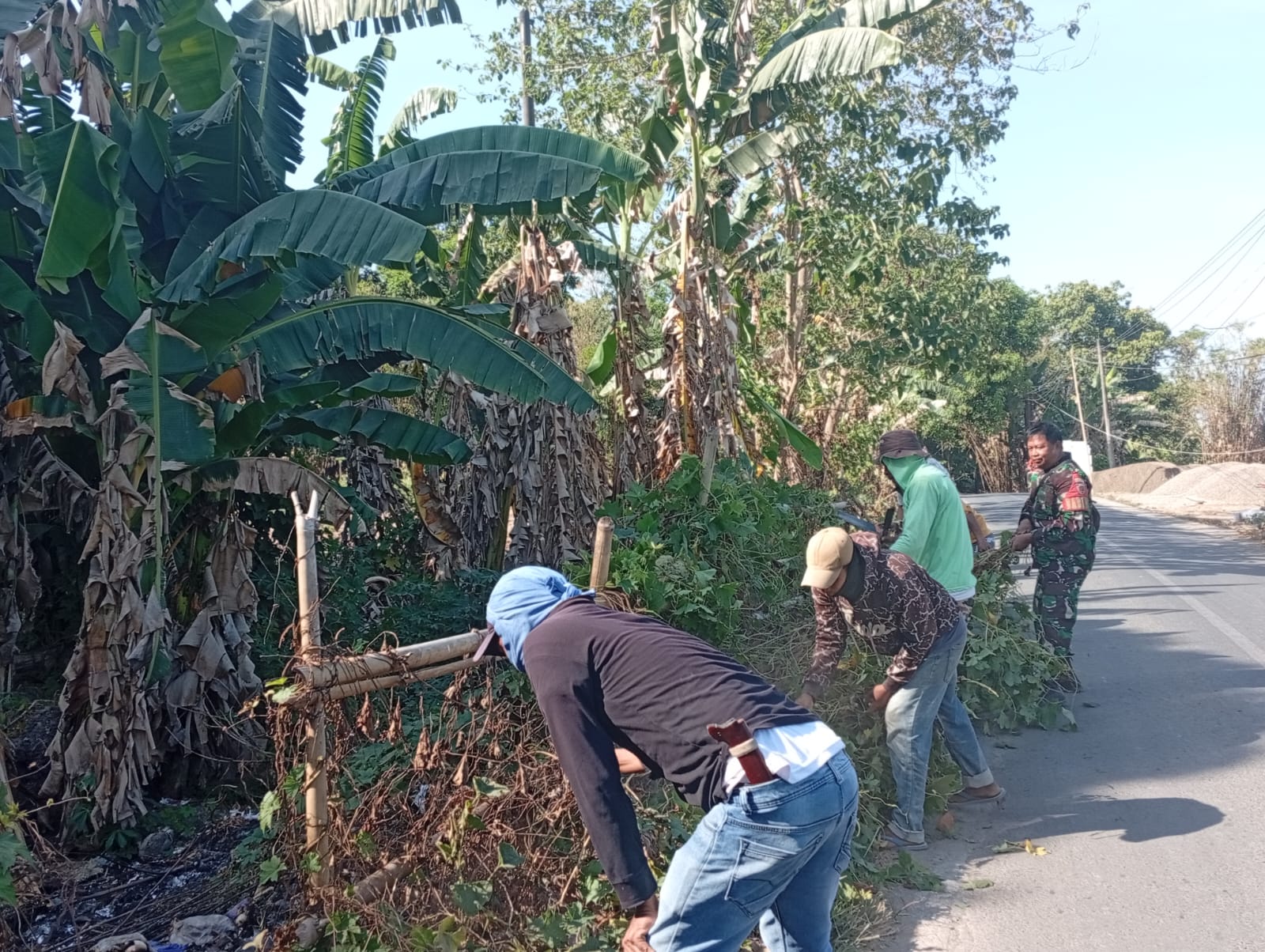 Babinsa dan Warga Manjapai Bergerak, Bersihkan Dusun Data untuk Cegah Ancaman Kebakaran